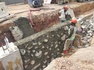 SELANGOR, MALAYSIA - 21 HAZİRAN 2021: İnşaat işçileri istinat duvarını mühendisin tasarımına göre inşa ettiler..