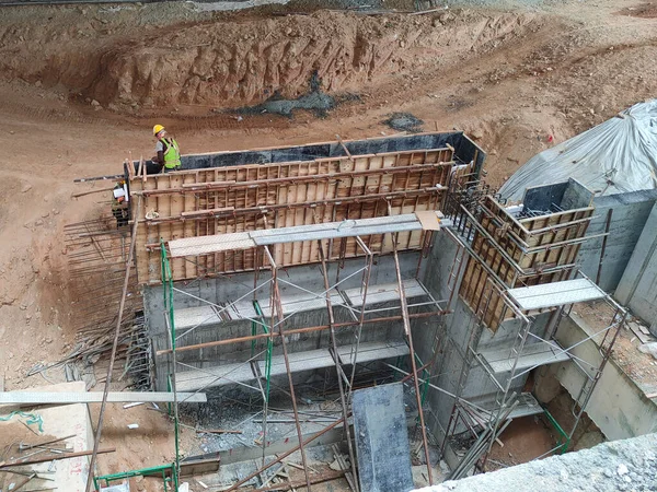 マレーシアのセランゴール州 2021年7月21日 擁壁が建設中です 建設労働者はエンジニアの設計に従って擁壁を構築しました — ストック写真