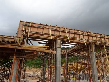 KUALA LUMPUR, MALAYSIA - 7 Temmuz 2021: Bir inşaat sahasına ışın ve sütun çalışması yüklendi. Kalıplar ahşap ve kontrplaktan yapılır. Güçlendirilmiş betonun temeli olun..