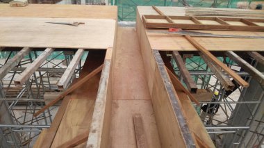 KUALA LUMPUR, MALAYSIA - 7 Temmuz 2021: Bir inşaat sahasına ışın ve sütun çalışması yüklendi. Kalıplar ahşap ve kontrplaktan yapılır. Güçlendirilmiş betonun temeli olun..