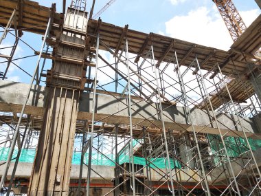 KUALA LUMPUR, MALAYSIA - 7 Temmuz 2021: Bir inşaat sahasına ışın ve sütun çalışması yüklendi. Kalıplar ahşap ve kontrplaktan yapılır. Güçlendirilmiş betonun temeli olun..