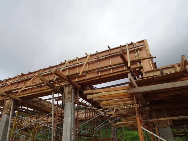 マレーシアのクアラ ルンプール 2021年7月7日 建設現場に設置されたビームとコラム作業 金型は 木材や合板で作られています 鉄筋コンクリート造の基礎となる — ストック写真