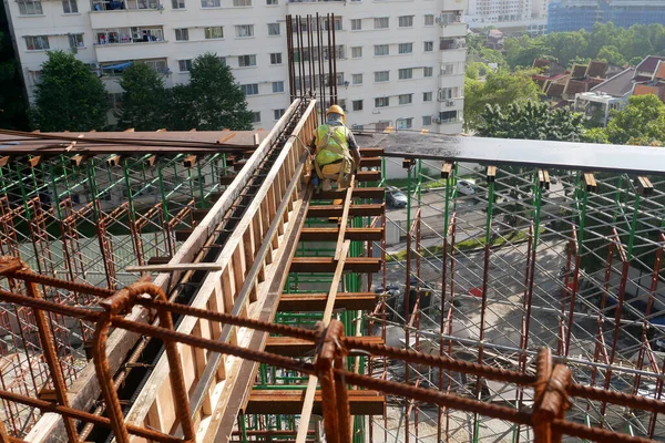 マレーシアのクアラ ルンプール 2021年7月7日 建設現場に設置されたビームとコラム作業 金型は 木材や合板で作られています 鉄筋コンクリート造の基礎となる — ストック写真