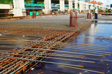 PENANG, MALAYSIA - 4 Mart 2020: döşeme plakaları bir inşaat sahasında yapım aşamasında. İşçiler, beton dökülmeden önce keresteye çelik takviyesi yapmakla meşguldü..