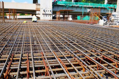 PENANG, MALAYSIA - 4 Mart 2020: döşeme plakaları bir inşaat sahasında yapım aşamasında. İşçiler, beton dökülmeden önce keresteye çelik takviyesi yapmakla meşguldü..