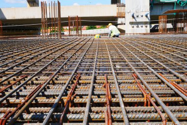 PENANG, MALAYSIA - 4 Mart 2020: döşeme plakaları bir inşaat sahasında yapım aşamasında. İşçiler, beton dökülmeden önce keresteye çelik takviyesi yapmakla meşguldü..