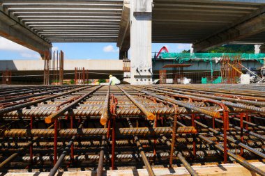 PENANG, MALAYSIA - 4 Mart 2020: döşeme plakaları bir inşaat sahasında yapım aşamasında. İşçiler, beton dökülmeden önce keresteye çelik takviyesi yapmakla meşguldü..