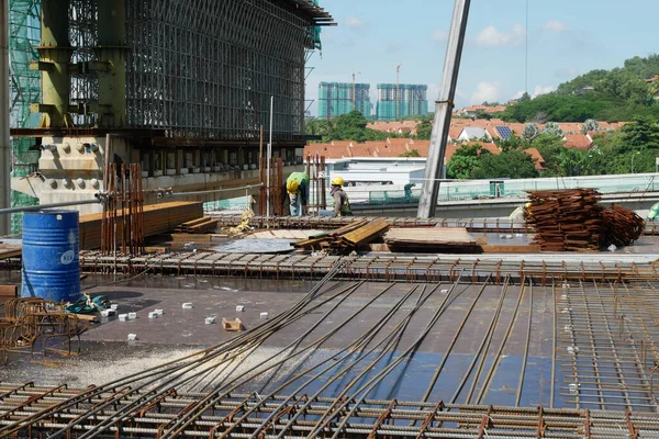 马来西亚 2020年3月4日 建筑工地正在建造楼板 工人们忙着在木材模板上安装钢筋 然后在上面浇上混凝土 — 图库照片
