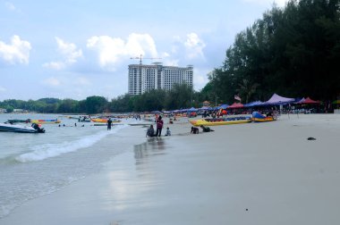 PORT DICKSON, MALAYSIA - 09 Mayıs 2021: Port Dickson plajı Malezya 'nın en ünlü turistik yerlerinden biridir. İnsanların eğlence ve su aktivitelerine odaklanması için.. 