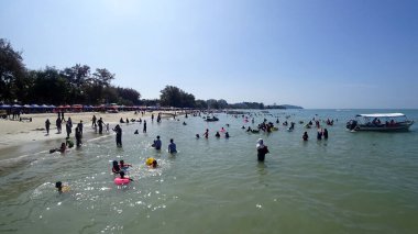 PORT DICKSON, MALAYSIA - 09 Mayıs 2021: Port Dickson plajı Malezya 'nın en ünlü turistik yerlerinden biridir. İnsanların eğlence ve su aktivitelerine odaklanması için.. 