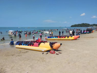 PORT DICKSON, MALAYSIA - 09 Mayıs 2021: Port Dickson plajı Malezya 'nın en ünlü turistik yerlerinden biridir. İnsanların eğlence ve su aktivitelerine odaklanması için.. 