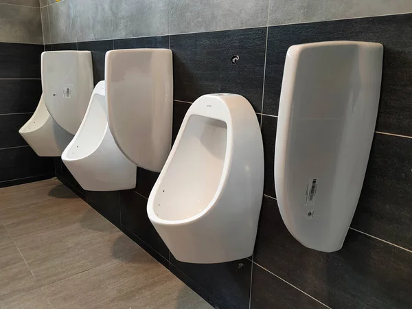 Selangor Malaysia Marca 2022 Miski Pisuary Instalowane Toaletach Publicznych Mężczyzn — Zdjęcie stockowe