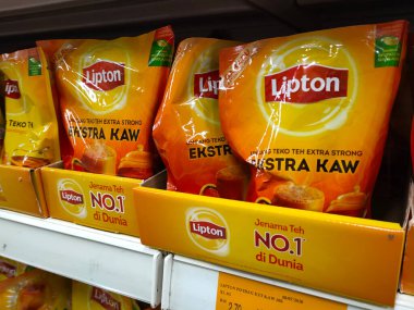 KUALA LUMPUR, MALAYSIA -ECTOBER 11, 2012: Çay tozu ticari paketlerde satılır ve süpermarket raflarında satışa sunulur. Müşterileri kolaylaştırmak için markaya göre düzenlenir.