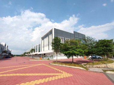 SELANGOR, Malezya - 3 HAZİRAN 2021: ticari dükkanlar cephesi. Alt kısmın dükkan olarak kullanıldığı, üst katın ise konut, ofis veya depo olarak kullanıldığı çok katlı bir bina..