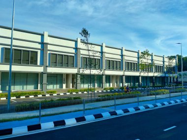 SELANGOR, Malezya - 3 HAZİRAN 2021: ticari dükkanlar cephesi. Alt kısmın dükkan olarak kullanıldığı, üst katın ise konut, ofis veya depo olarak kullanıldığı çok katlı bir bina..