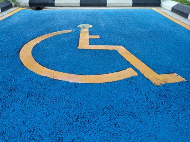 PENANG, MALAYSIA - 24 EKİM 2020: engelliler için park. Otoparkın mavi bir arka planı ve özel bir logosu var. Kolayca görülebilsin diye sütunlu tabelalar da yerleştirilmiş..