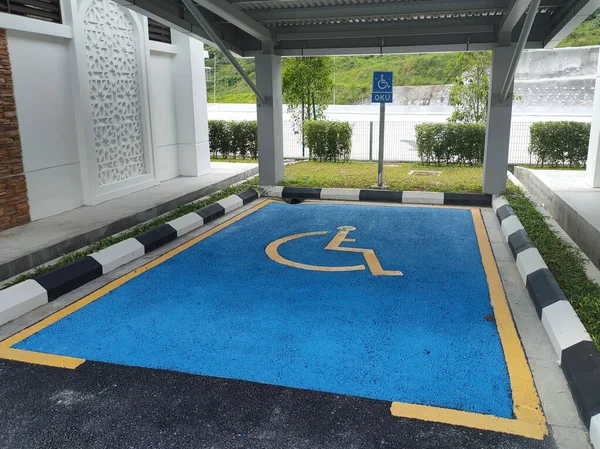 彭先生 Malaysia October 2020 Parking Disabled 停车场有蓝色的背景和一个特殊的标志 还放置了枕头标志 以便于看到 — 图库照片