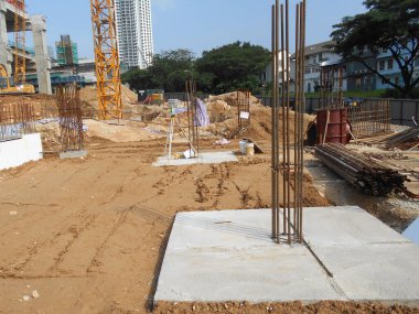 SELANGOR, MALAYSIA - 4 Temmuz 2021: beton kazık ve sütun kütüğü inşaat alanındadır. İkisi de binanın temel sisteminin bir parçası..