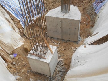 SELANGOR, MALAYSIA - 4 Temmuz 2021: beton kazık ve sütun kütüğü inşaat alanındadır. İkisi de binanın temel sisteminin bir parçası..