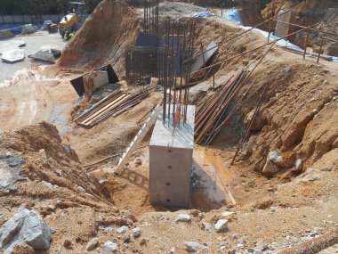 SELANGOR, MALAYSIA - 4 Temmuz 2021: beton kazık ve sütun kütüğü inşaat alanındadır. İkisi de binanın temel sisteminin bir parçası..