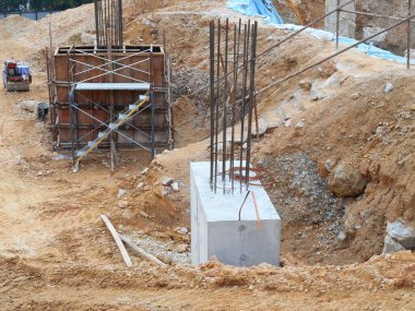SELANGOR, MALAYSIA - 4 Temmuz 2021: beton kazık ve sütun kütüğü inşaat alanındadır. İkisi de binanın temel sisteminin bir parçası..