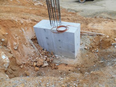 SELANGOR, MALAYSIA - 4 Temmuz 2021: beton kazık ve sütun kütüğü inşaat alanındadır. İkisi de binanın temel sisteminin bir parçası..