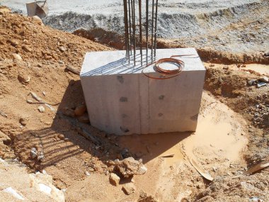 SELANGOR, MALAYSIA - 4 Temmuz 2021: beton kazık ve sütun kütüğü inşaat alanındadır. İkisi de binanın temel sisteminin bir parçası..