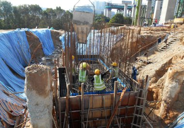 SELANGOR, MALAYSIA - 4 Temmuz 2021: beton kazık ve sütun kütüğü inşaat alanındadır. İkisi de binanın temel sisteminin bir parçası..