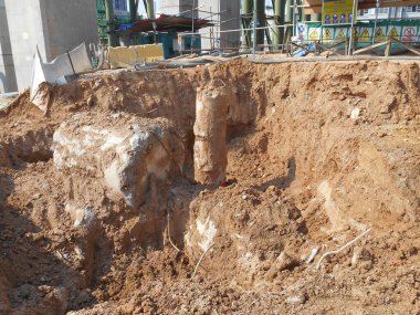 SELANGOR, MALAYSIA - 4 Temmuz 2021: beton kazık ve sütun kütüğü inşaat alanındadır. İkisi de binanın temel sisteminin bir parçası..