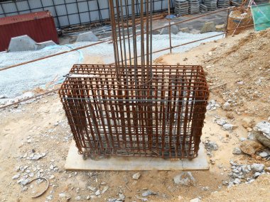 SELANGOR, MALAYSIA - 4 Temmuz 2021: beton kazık ve sütun kütüğü inşaat alanındadır. İkisi de binanın temel sisteminin bir parçası..