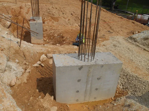 Selangor Malaysia July2021年7月4日 建筑工地正在建造混凝土桩盖和柱墩 两者都是大楼基础系统的一部分 — 图库照片