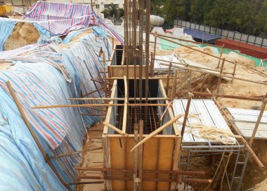 SELANGOR, MALAYSIA - 4 Temmuz 2021: beton kazık ve sütun kütüğü inşaat alanındadır. İkisi de binanın temel sisteminin bir parçası..