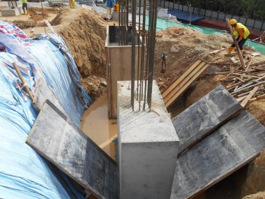SELANGOR, MALAYSIA - 4 Temmuz 2021: beton kazık ve sütun kütüğü inşaat alanındadır. İkisi de binanın temel sisteminin bir parçası..