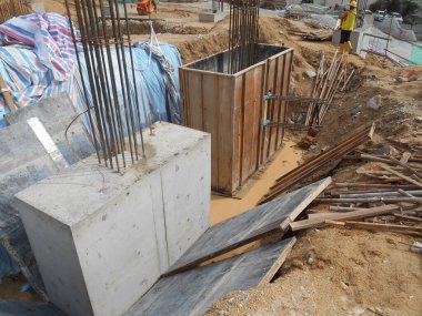 SELANGOR, MALAYSIA - 4 Temmuz 2021: beton kazık ve sütun kütüğü inşaat alanındadır. İkisi de binanın temel sisteminin bir parçası..