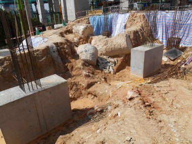 SELANGOR, MALAYSIA - 4 Temmuz 2021: beton kazık ve sütun kütüğü inşaat alanındadır. İkisi de binanın temel sisteminin bir parçası..
