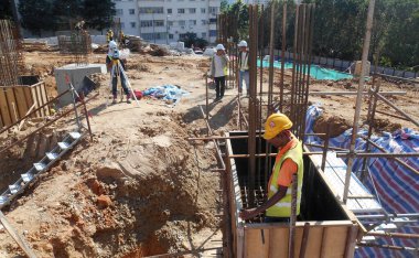 SELANGOR, MALAYSIA - 4 Temmuz 2021: beton kazık ve sütun kütüğü inşaat alanındadır. İkisi de binanın temel sisteminin bir parçası..