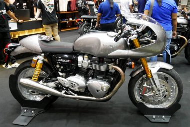 KUALA LUMPUR, MALAYSIA - 27 Mart 2021: Triumph motosiklet modellerine odaklanmış. Bu motosiklet galeride, ona sahip olmak isteyen müşteriler için sergileniyor..
