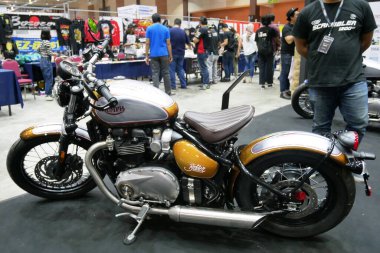 KUALA LUMPUR, MALAYSIA - 27 Mart 2021: Triumph motosiklet modellerine odaklanmış. Bu motosiklet galeride, ona sahip olmak isteyen müşteriler için sergileniyor..