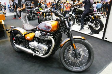 KUALA LUMPUR, MALAYSIA - 27 Mart 2021: Triumph motosiklet modellerine odaklanmış. Bu motosiklet galeride, ona sahip olmak isteyen müşteriler için sergileniyor..