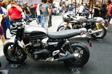 KUALA LUMPUR, MALAYSIA - 27 Mart 2021: Triumph motosiklet modellerine odaklanmış. Bu motosiklet galeride, ona sahip olmak isteyen müşteriler için sergileniyor..
