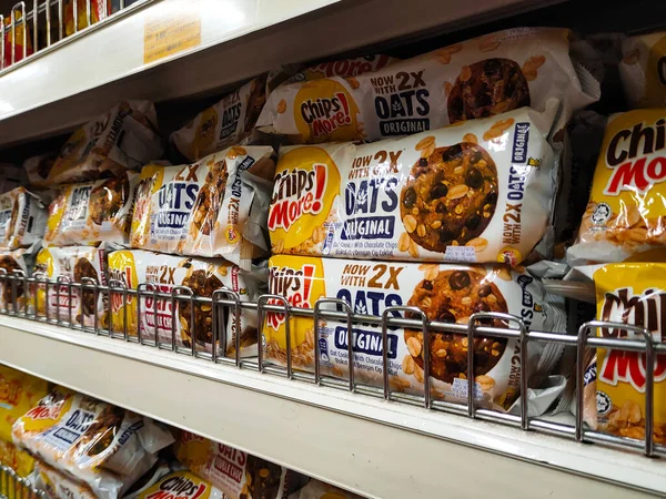 JOHOR, MALAYSIA -20 Haziran 2021: Bisküvilerin çeşitliliği iyi ve ilginç paketleme ve mağazanın içindeki raflarda sergilendi. Müşterilerin satın almasını kolaylaştırmak için markaya göre sırala.