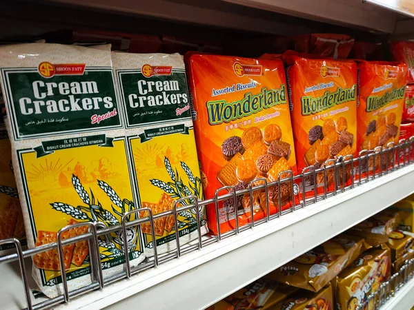 JOHOR, MALAYSIA -20 Haziran 2021: Bisküvilerin çeşitliliği iyi ve ilginç paketleme ve mağazanın içindeki raflarda sergilendi. Müşterilerin satın almasını kolaylaştırmak için markaya göre sırala.