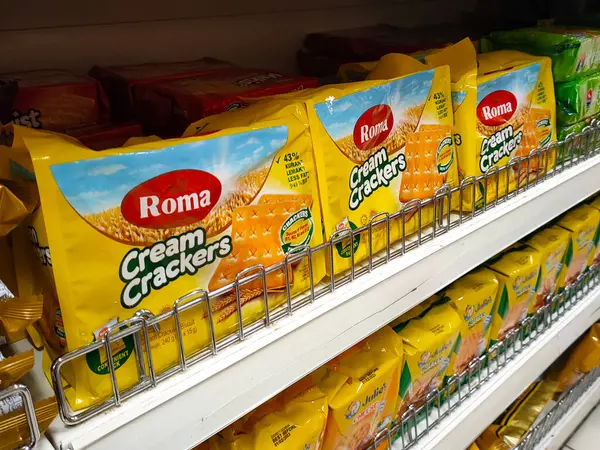 JOHOR, MALAYSIA -20 Haziran 2021: Bisküvilerin çeşitliliği iyi ve ilginç paketleme ve mağazanın içindeki raflarda sergilendi. Müşterilerin satın almasını kolaylaştırmak için markaya göre sırala.