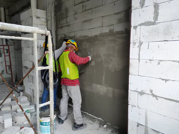 Jhor Malaysia 2021年3月30日 建筑工人正在建筑工地工作 他们必须佩戴安全帽和安全背心等安全设备 — 图库照片