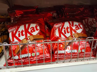 SELANGOR, MALAYSIA - 3 Nisan 2021: Çikolata bazlı gıda süpermarketlerde satılmaktadır. Çeşitli marka ve şekillerde satılıyor. Bazıları çeşitlilik için diğer malzemelerle eklenir..