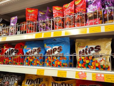 SELANGOR, MALAYSIA - 3 Nisan 2021: Çikolata bazlı gıda süpermarketlerde satılmaktadır. Çeşitli marka ve şekillerde satılıyor. Bazıları çeşitlilik için diğer malzemelerle eklenir..