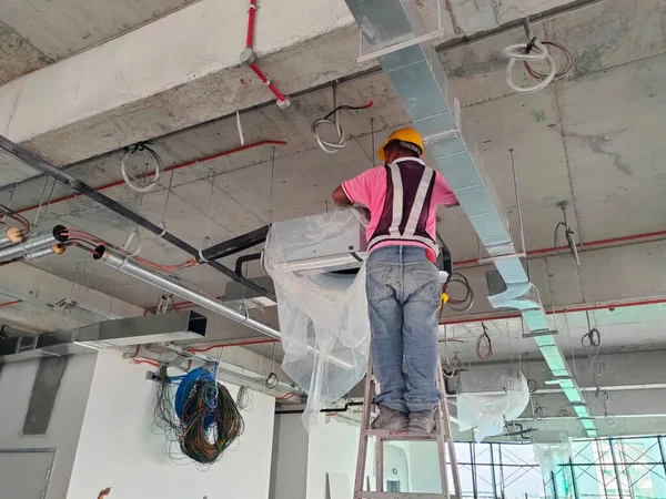 マレーシア セランゴール エイプリル社2021年5月 建設労働者が建設現場で働いています 安全ヘルメットや安全ベストなどの安全装置を着用する必要があります — ストック写真