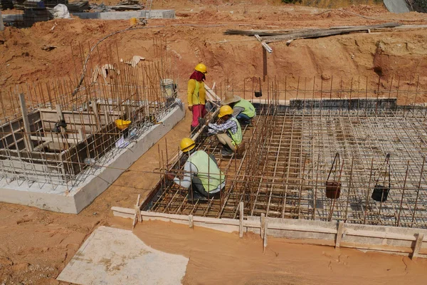 Selangor Malaysia April 2021 建筑工人正在建筑工地工作 他们必须佩戴安全帽和安全背心等安全设备 — 图库照片