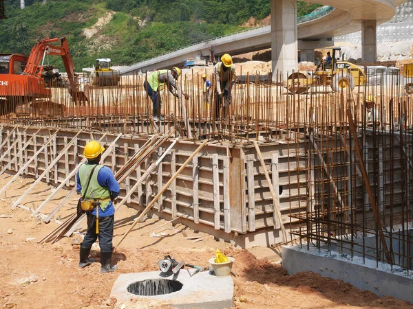 Selangor Malaysia Nisan 2021 Nşaat Işçileri Bir Inşaat Sahasında Çalışıyorlar — Stok fotoğraf