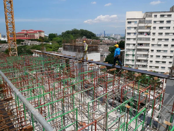 Selangor Malaysia Nisan 2021 Nşaat Işçileri Bir Inşaat Sahasında Çalışıyorlar — Stok fotoğraf